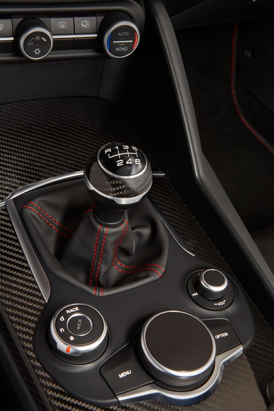 Детали интерьера Alfa Romeo Giulia Quadrifoglio (952) 2016 года  (NA) (фото 59 из 86)